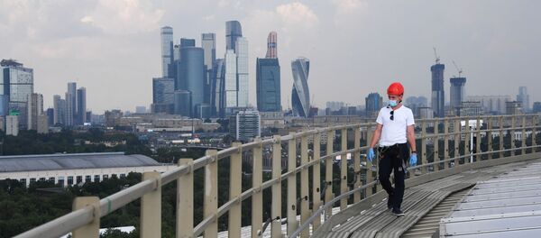 Мужчина в маске на стадионе Лужники - Sputnik Беларусь