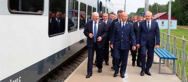 Александр Лукашенко во время поездки в Светлогорский район - Sputnik Беларусь