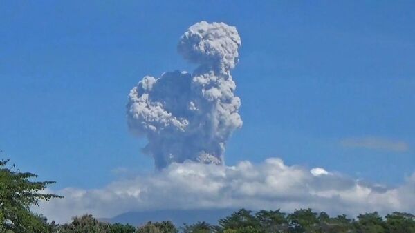 Очень активный вулкан: Мерапи в Индонезии снова выбросил пепел - Sputnik Беларусь