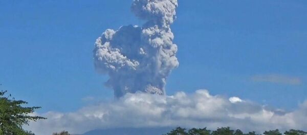 Очень активный вулкан: Мерапи в Индонезии снова выбросил пепел - Sputnik Беларусь