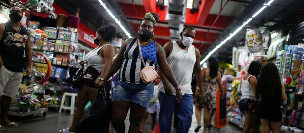 Покупатели приходят в магазины Рио де Жарейро в защитных масках - Sputnik Беларусь