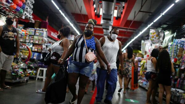 Покупатели приходят в магазины Рио де Жарейро в защитных масках - Sputnik Беларусь