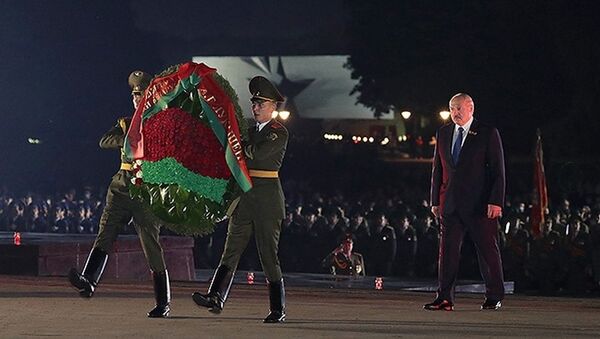 Александр Лукашенко возложил венок на мемориальной церемонии в Брестской крепости - Sputnik Беларусь