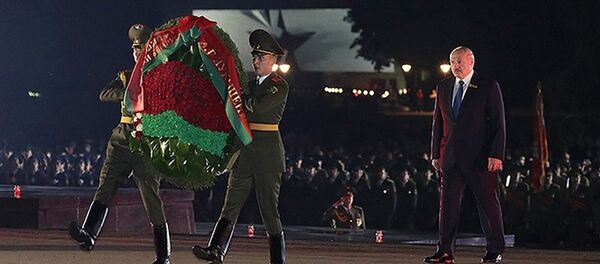 Александр Лукашенко возложил венок на мемориальной церемонии в Брестской крепости - Sputnik Беларусь