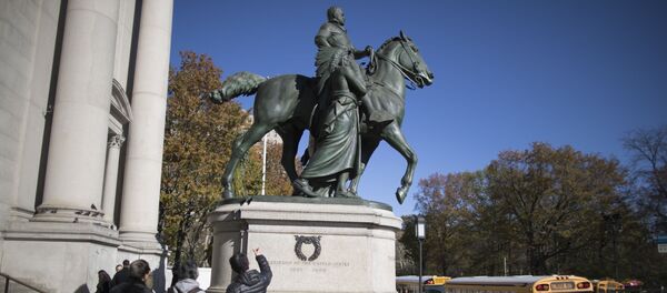 Статуя Теодора Рузвельта возле Американского музея естественной истории Статуя Теодора Рузвельта возле Американского музея естественной истории - Sputnik Беларусь