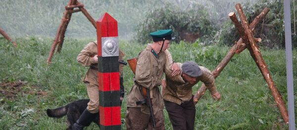 У Брэсцкай крэпасці рэканструктары паказалі затрымалі дыверсантаў - Sputnik Беларусь