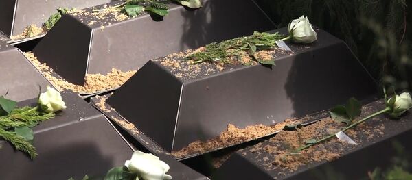 Видеофакт: останки советских солдат перезахоронили в Латвии - Sputnik Беларусь