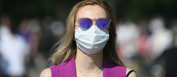 Женщина в медицинской маске, архивное фото Женщина в медицинской маске, архивное фото - Sputnik Беларусь