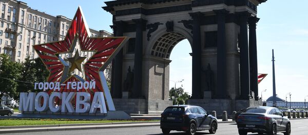 Звезда с надписью город-герой Москва у Триумфальной арки на Кутузовском проспекте в Москве - Sputnik Беларусь