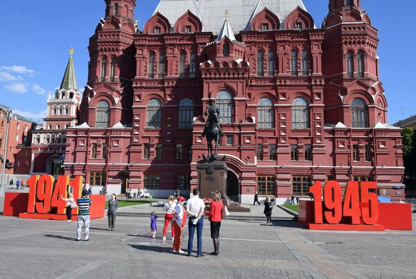 Украшение перед памятником маршалу Георгию Жукову у Исторического музея в Москве - Sputnik Беларусь