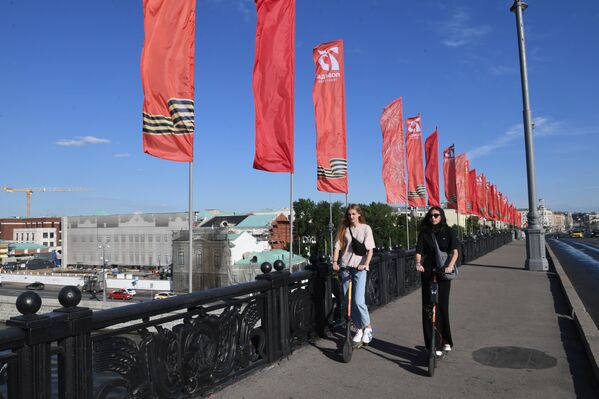 Девушки на самокатах на Большом Каменном Мосту в Москве - Sputnik Беларусь