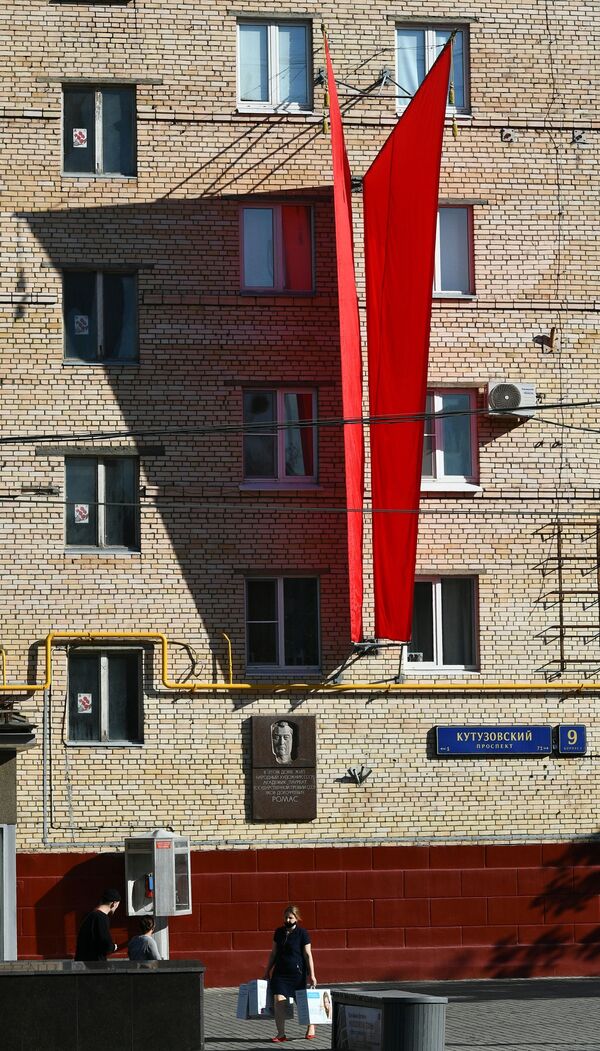 Флаги на стене жилого дома на Кутузовском проспекте в Москве - Sputnik Беларусь