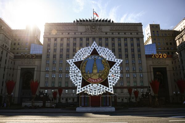 Декорация в виде Ордена Победы у здания Министерства обороны в Москве - Sputnik Беларусь
