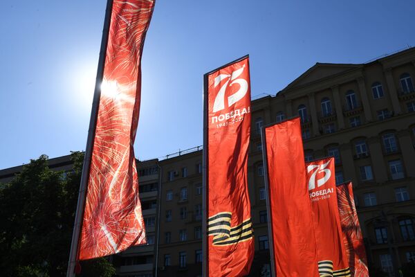 Флаги с логотипом Победа-75 на Пушкинской площади в Москве - Sputnik Беларусь