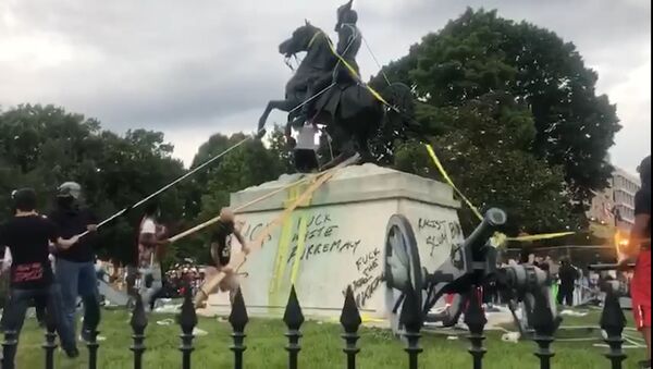 Видеофакт: демонстранты пытались снести памятник Джексону в Вашингтоне - Sputnik Беларусь