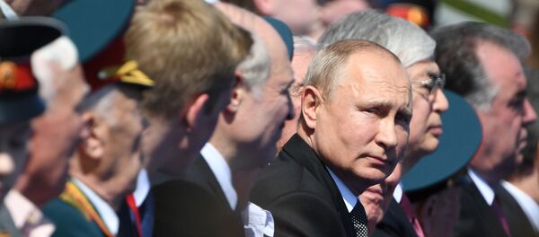 Уладзімір Пуцін і Аляксандр Лукашэнка пагутарылі з ветэранамі перад парадам Уладзімір Пуцін і Аляксандр Лукашэнка пагутарылі з ветэранамі перад парадам - Sputnik Беларусь