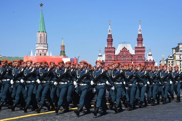 Военнослужащие парадных расчетов во время военного парада Победы на Красной площади - Sputnik Беларусь