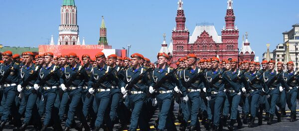 Военнослужащие парадных расчетов во время военного парада Победы на Красной площади - Sputnik Беларусь