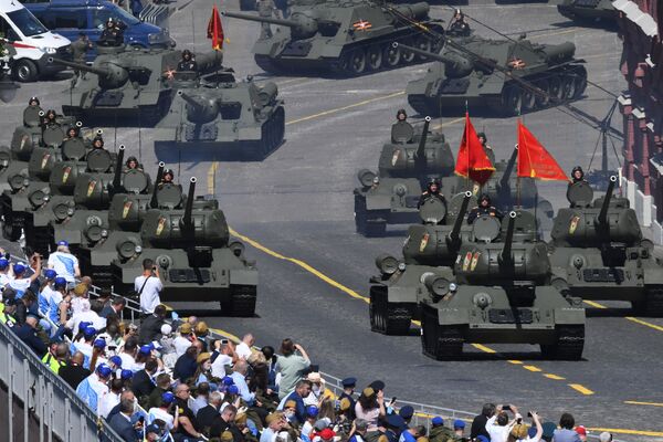 Танки Т-34-85 во время военного парада Победы на Красной площади - Sputnik Беларусь
