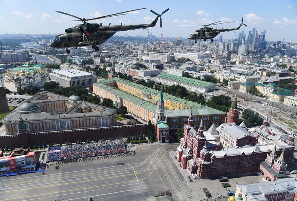Многоцелевые вертолеты Ми-8 во время воздушной части военного парада Победы - Sputnik Беларусь