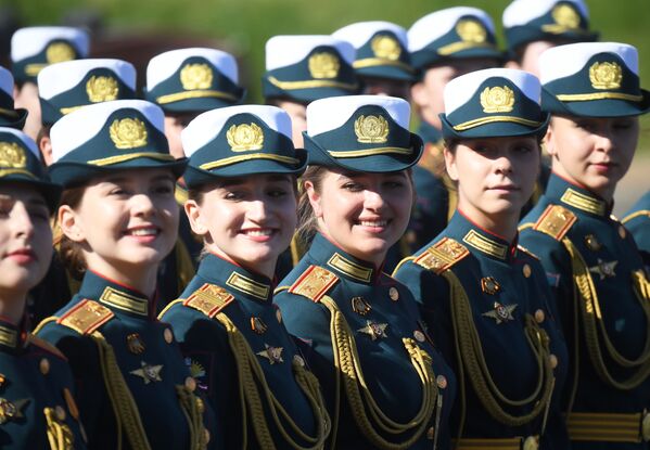 Военнослужащие парадных расчетов перед началом военного парада на Красной площади в Москве - Sputnik Беларусь