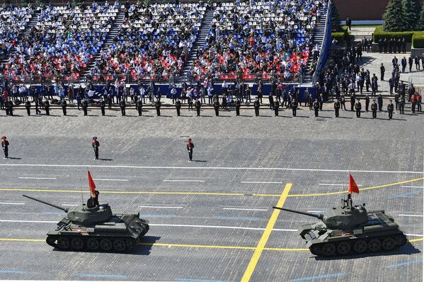 Танки Т-34-85 во время военного парада Победы - Sputnik Беларусь