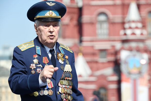 Ветеран перед началом военного парада Победы на Красной площади - Sputnik Беларусь