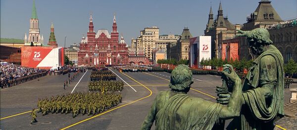 Видеофакт: военные расчеты стран СНГ прошли на параде в Москве - Sputnik Беларусь