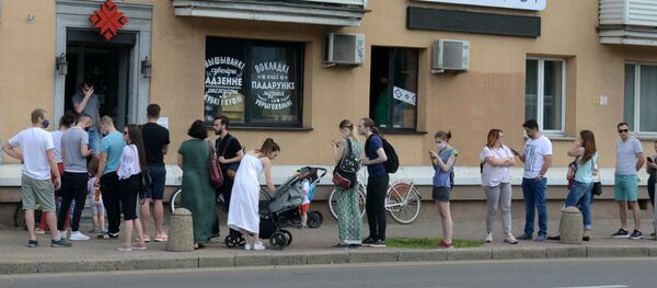 Очередь к сувенирному магазину на проспекте Машерова - Sputnik Беларусь