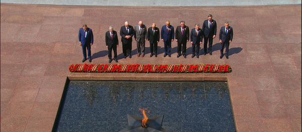 Пуцін і замежныя лідары ўсклалі кветкі да Магілы Невядомага Салдата - Sputnik Беларусь