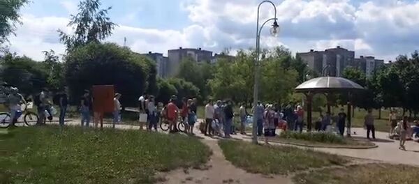 Люди выстроились в очередь к роднику в Сухарево - Sputnik Беларусь