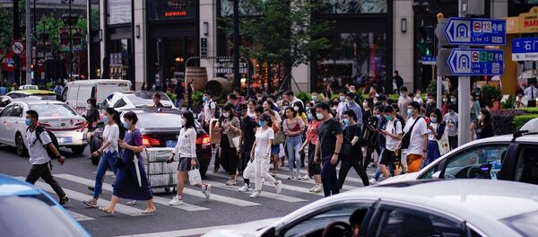 Люди в защитный масках на улице в Шанхае, Китай - Sputnik Беларусь