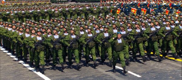 Віншаванне Пуціна, пешыя каробкі, тэхніка і самалёты - парад у 3 хвілінах - Sputnik Беларусь