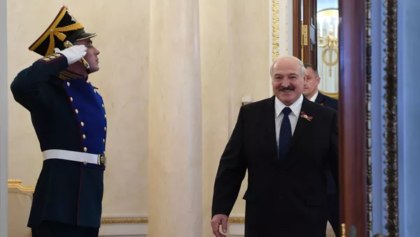 Александр Лукашенко на церемонии встречи президентом РФ Владимиром Путиным в Кремле перед началом военного парада