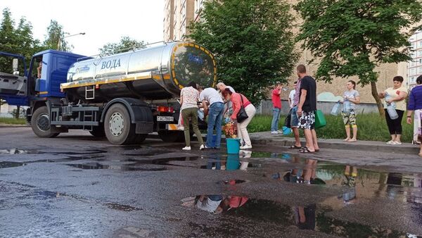 Цистерна с водой на улице Шаранговича - Sputnik Беларусь