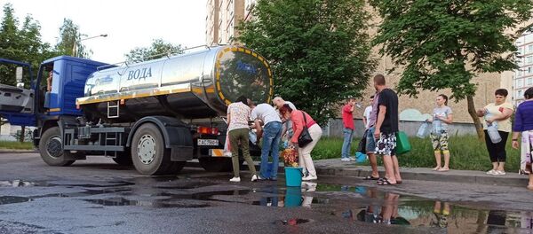 Цистерна с водой на улице Шаранговича - Sputnik Беларусь
