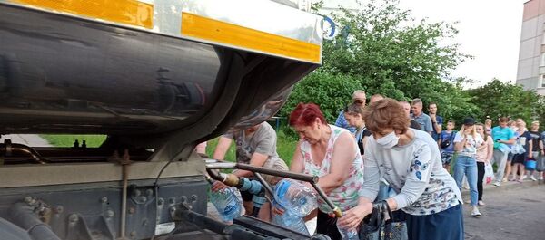 Цистерна с водой на улице Шаранговича - Sputnik Беларусь