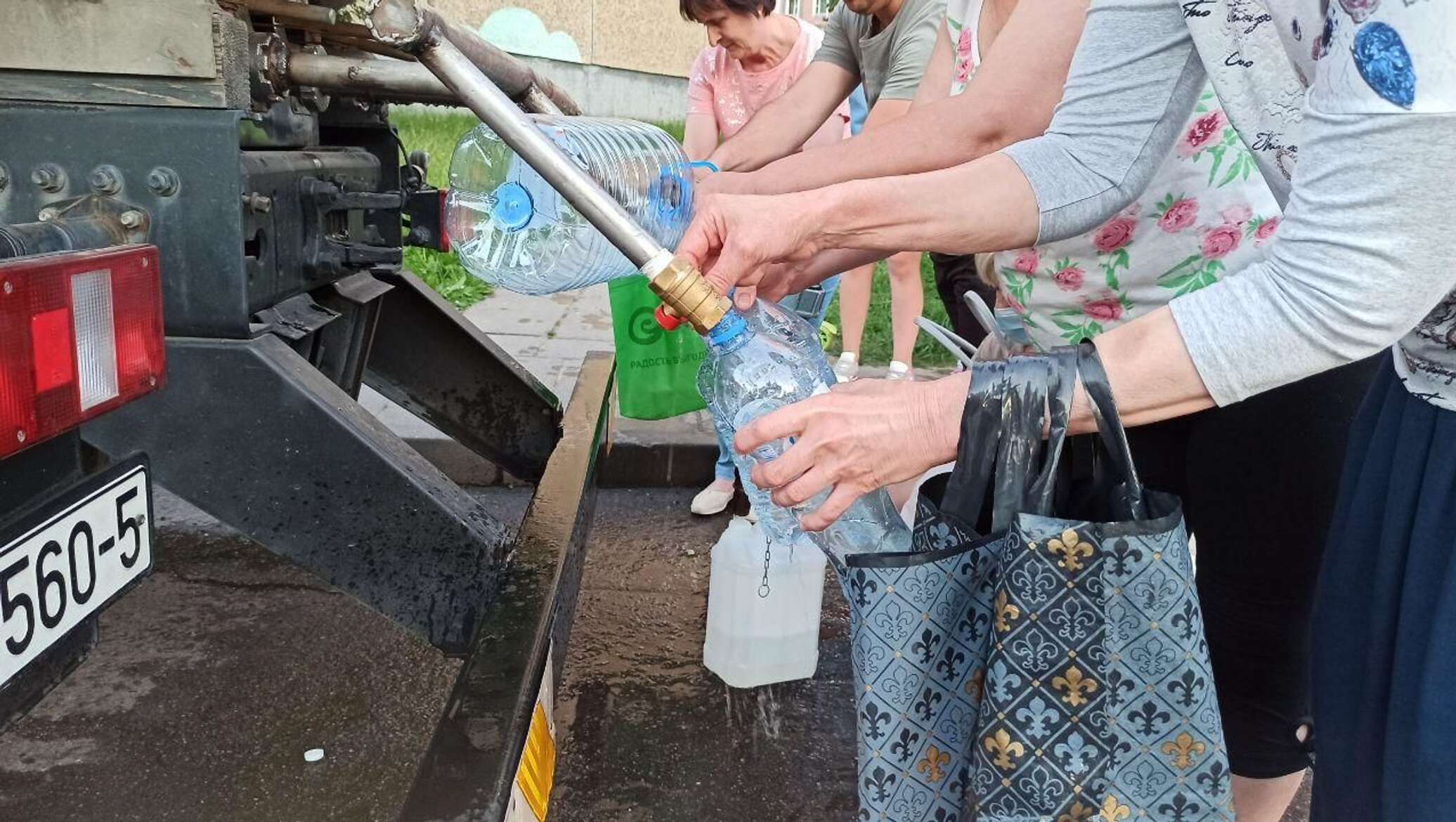 Питьевая вода раздача. Раздача воды. Пункт раздачи воды. Вода Минск. Подвоз воды Кимры.