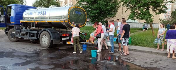 С утра воду жителям микрорайона Сухарево подвозят в бочках - Sputnik Беларусь