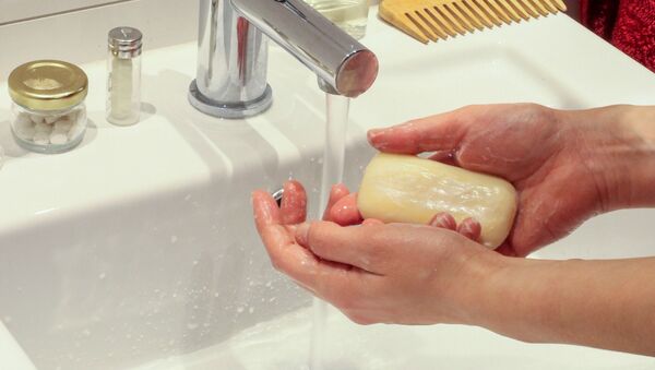 Женщина моет руки, архивное фото - Sputnik Беларусь