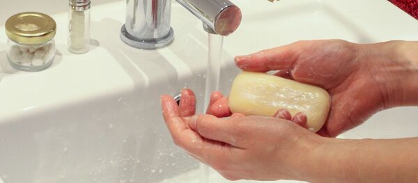 Женщина моет руки, архивное фото - Sputnik Беларусь