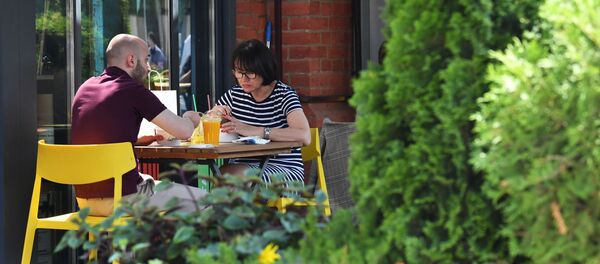 Посетители на летней веранде ресторана в Москве - Sputnik Беларусь