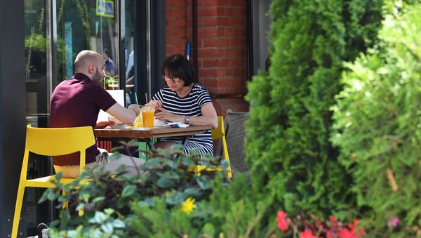 Посетители на летней веранде ресторана в Москве - Sputnik Беларусь