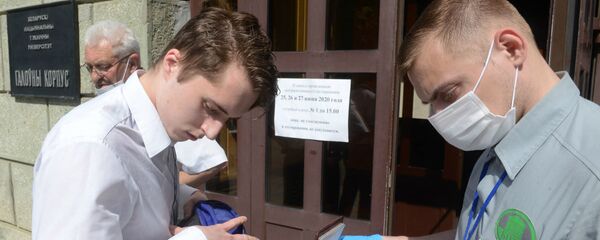 Абітурыенты перад ЦТ па беларускай мове - Sputnik Беларусь