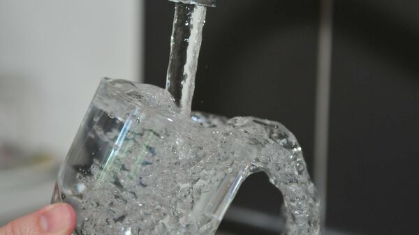 Вода из крана течет в стакан - Sputnik Беларусь