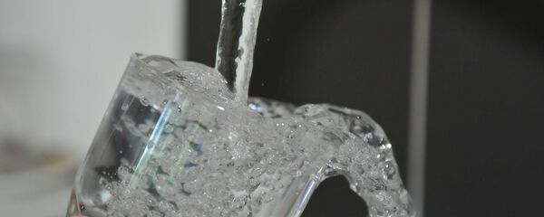 Вода из крана течет в стакан Вода из крана течет в стакан - Sputnik Беларусь