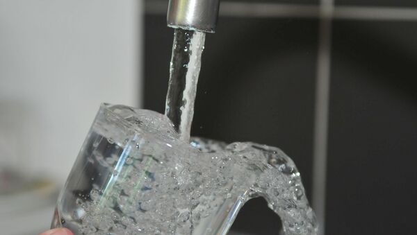 Вода из крана течет в стакан - Sputnik Беларусь