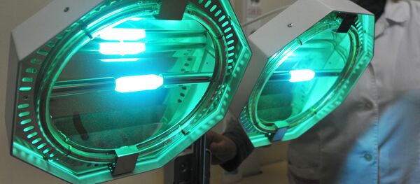 Падрыхтоўка апарата для працэдуры ўльтрафіялетавага апрамянення Падрыхтоўка апарата для працэдуры ўльтрафіялетавага апрамянення - Sputnik Беларусь