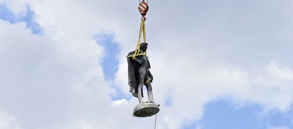 Статуя бывшего вице-президента США и защитника рабства Джона К. Кэлхуна Статуя бывшего вице-президента США и защитника рабства Джона К. Кэлхуна - Sputnik Беларусь