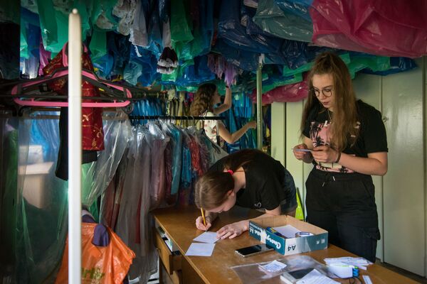 Желающих больше, чем мест – зачем школьники во время пандемии идут работать  - Sputnik Беларусь